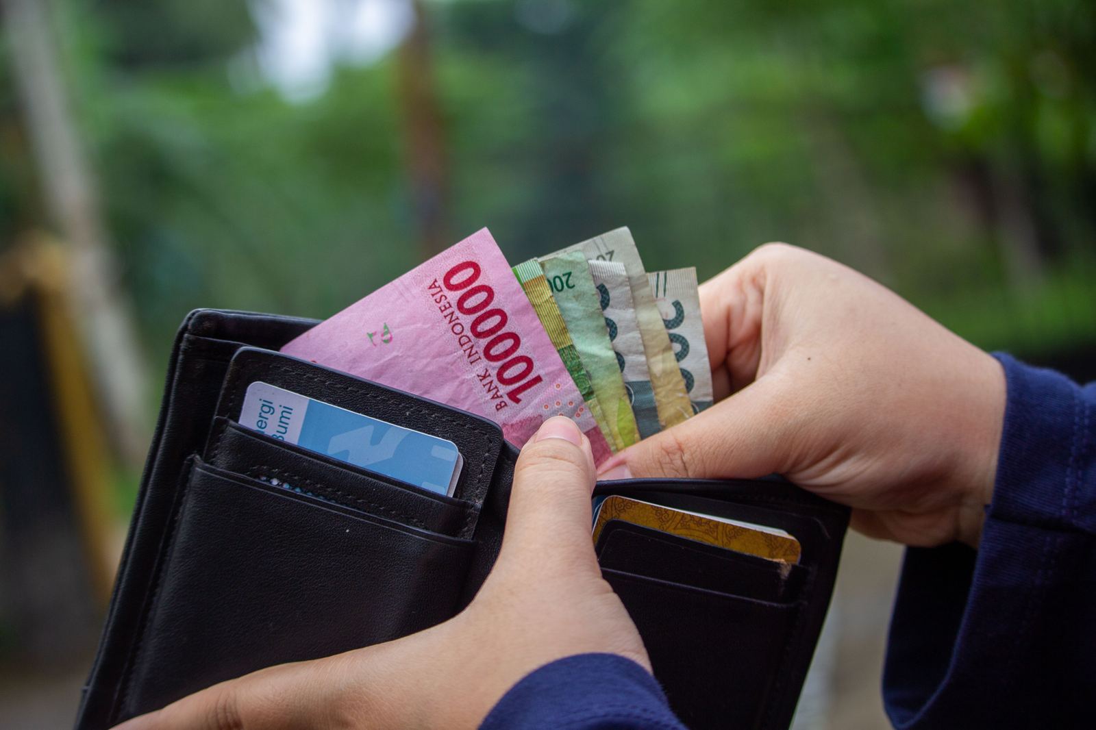 Card, cash and calculator at a seller desk - illustrative